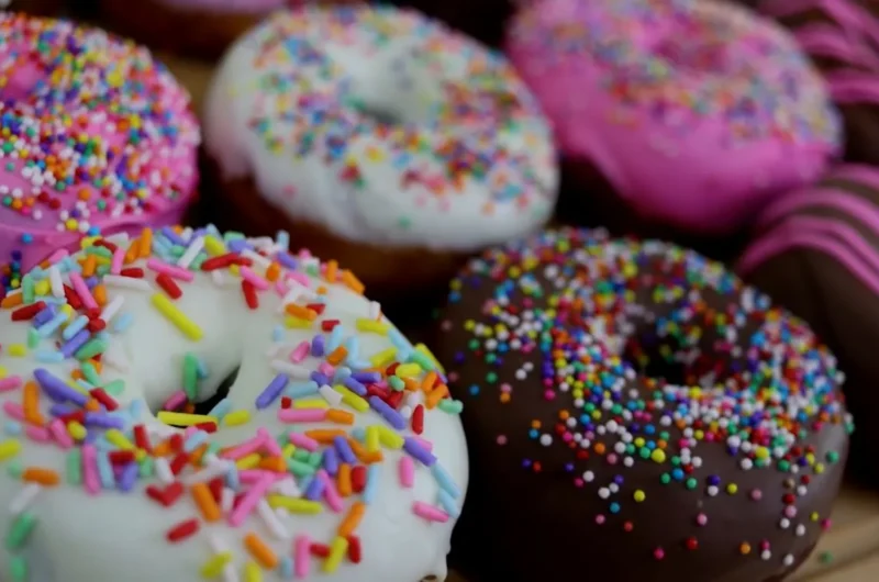 Donuts con glaseado de chocolate