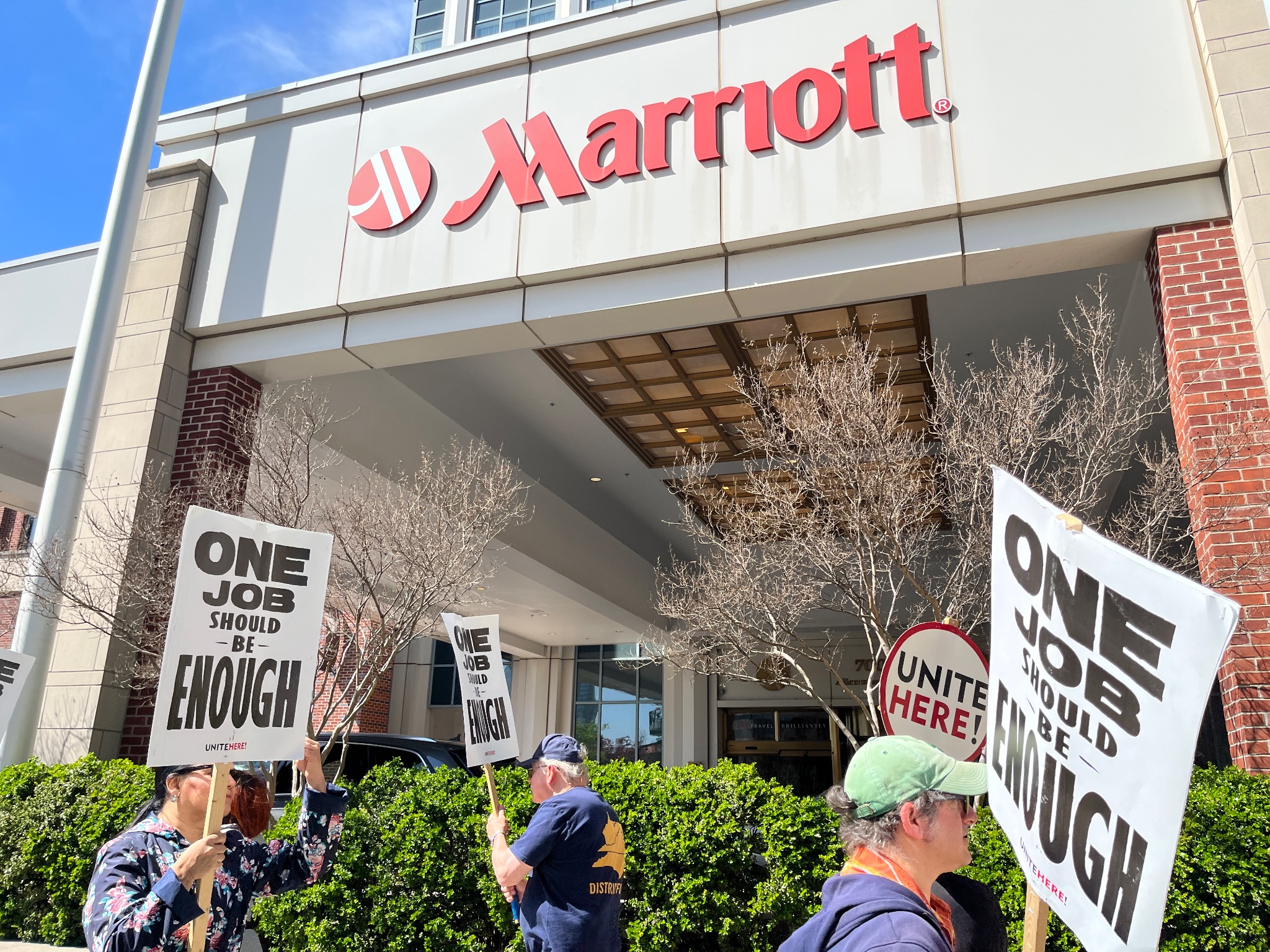 Los trabajadores del Baltimore Marriott Waterfront Hotel dicen que los gerentes se quedan con la mitad de sus propinas