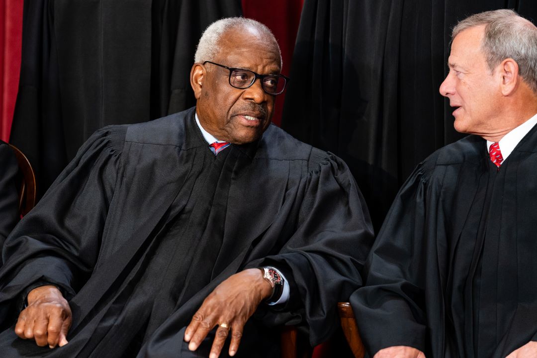 El benefactor multimillonario de Clarence Thomas está agradecido por un fallo reciente de la Corte Suprema