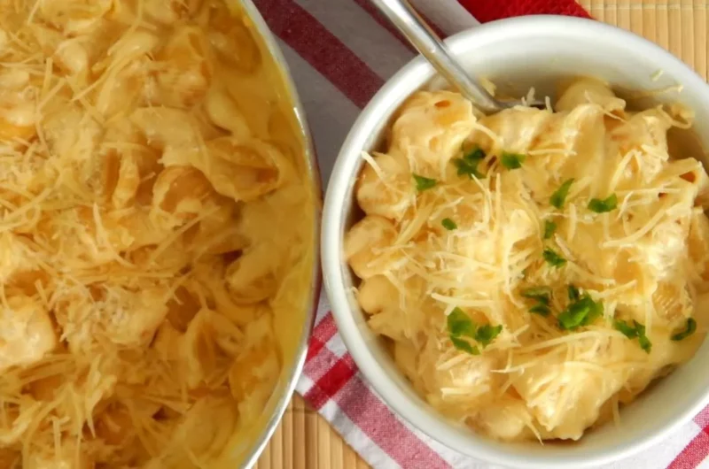 Macarrones con queso (mac and cheese)