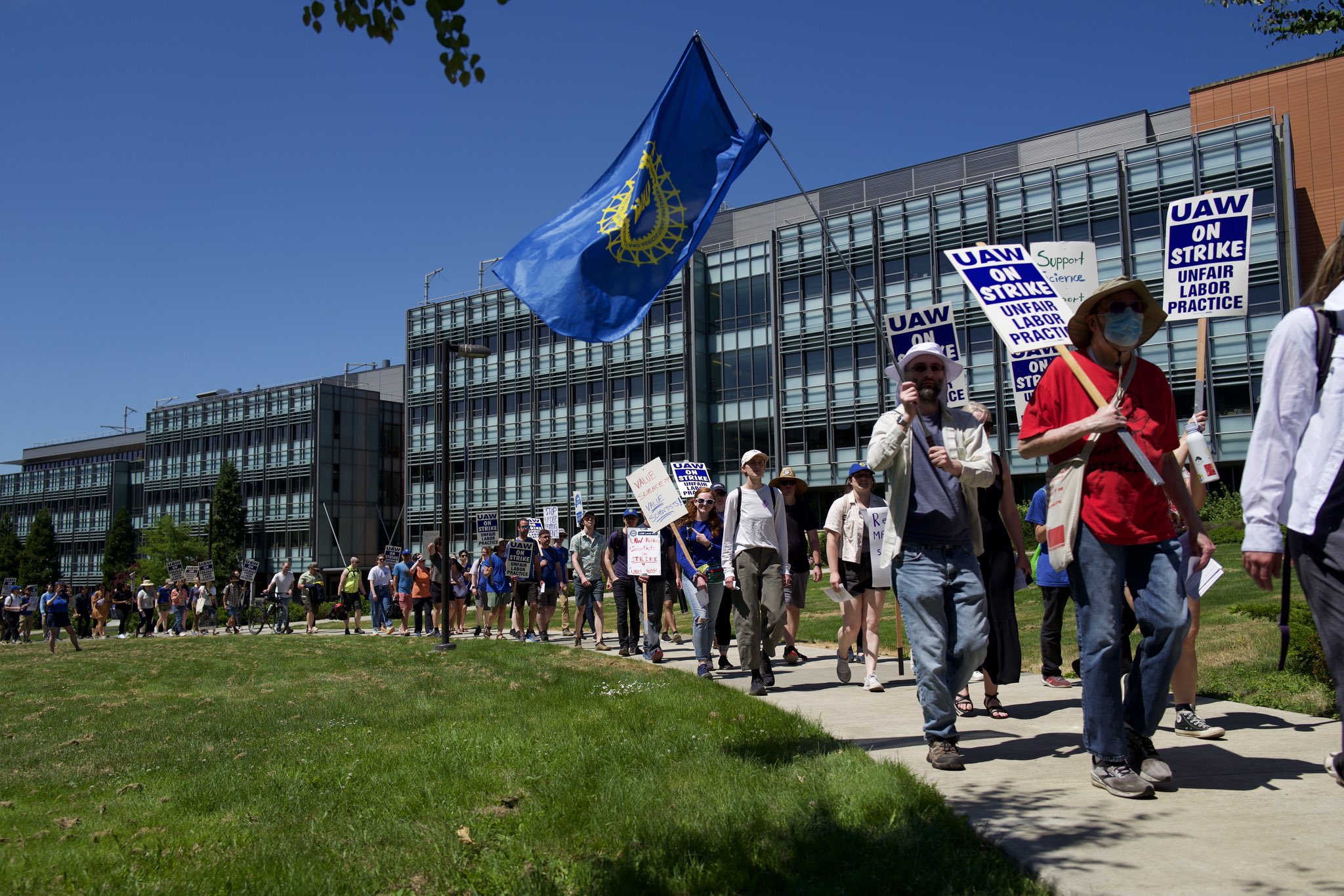 Trabajadores académicos de la Universidad de Washington se declararon en huelga y ganaron