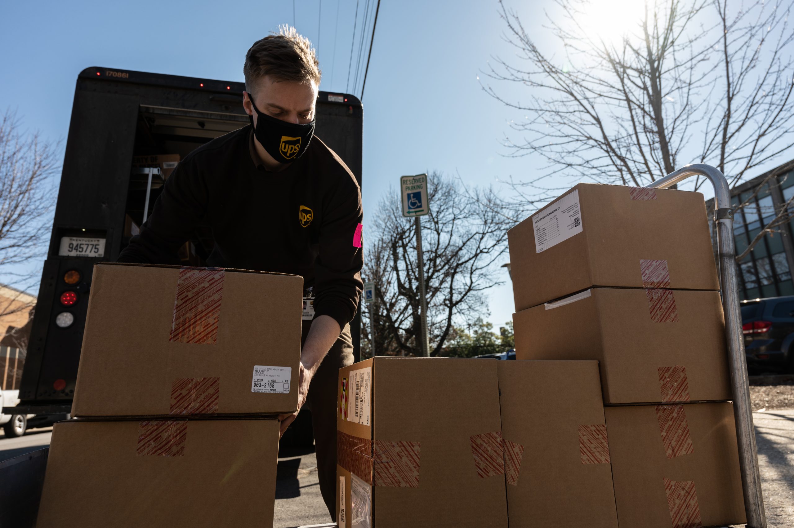 Los pequeños sindicatos de Louisville dan impulso a la preparación para la huelga de UPS Teamsters