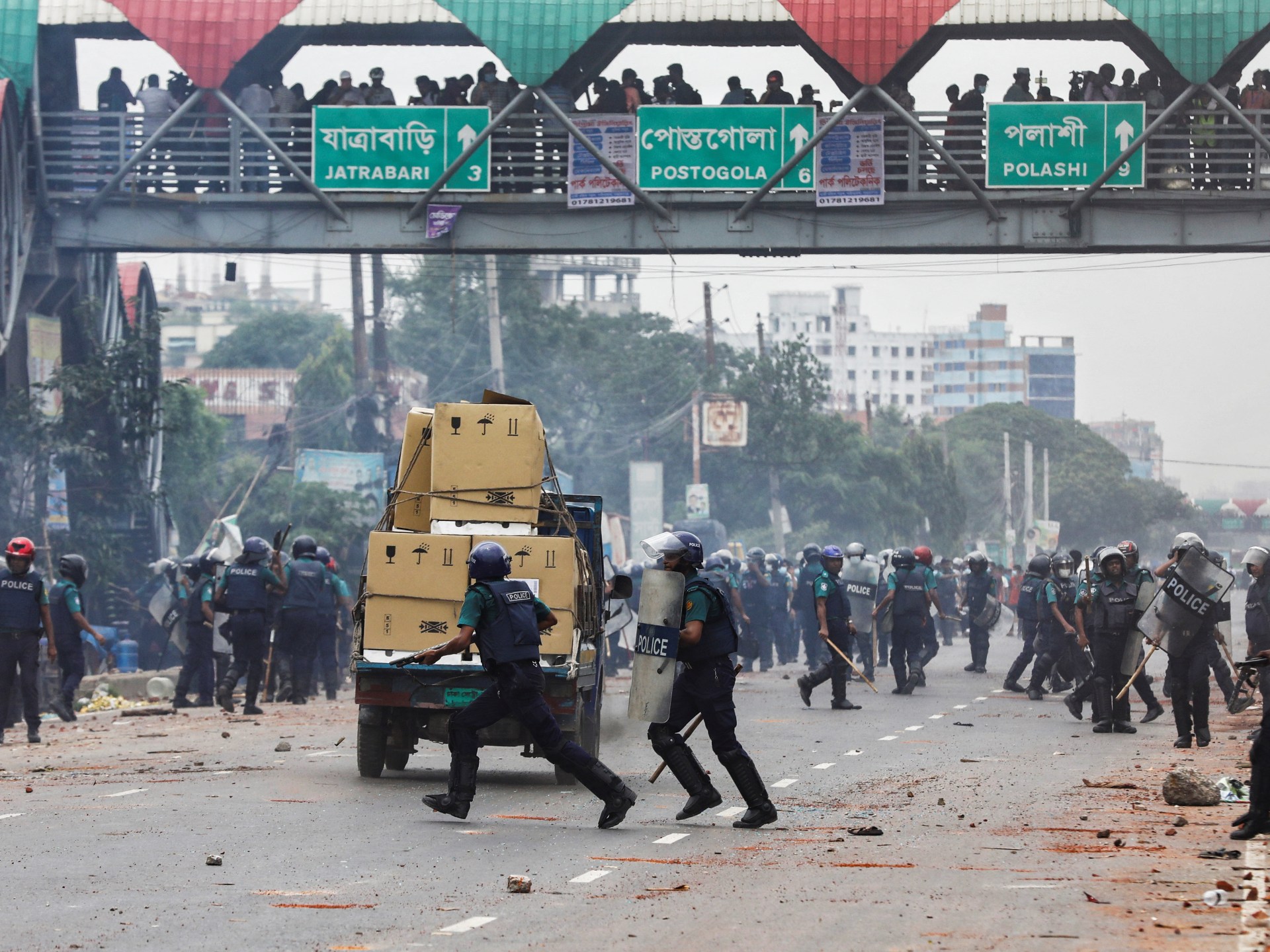 La policía de Bangladesh choca con los manifestantes que piden la renuncia del primer ministro |  Noticias