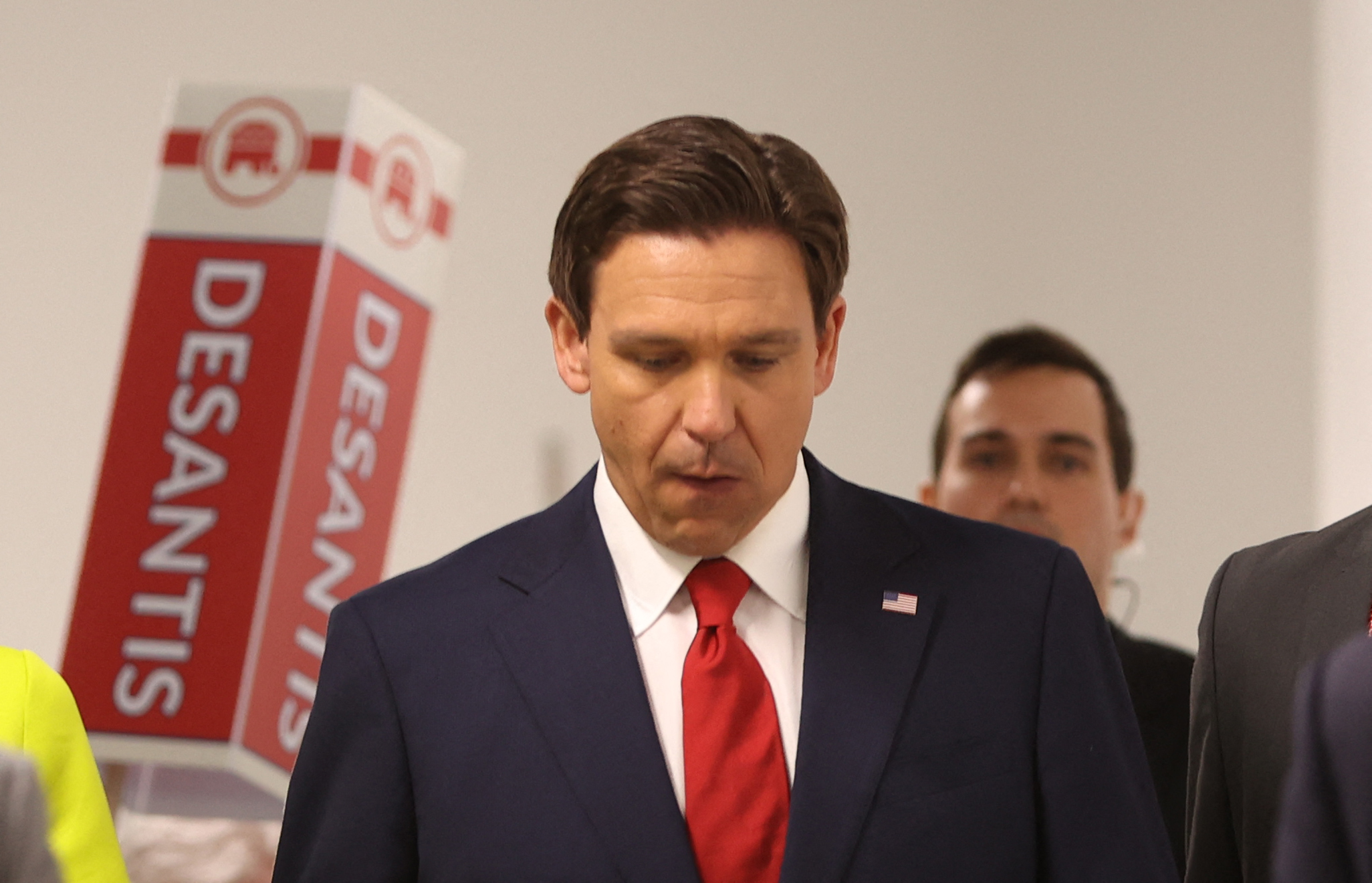 DeSantis abucheado en vigilia por las víctimas de tiroteo racista en Jacksonville