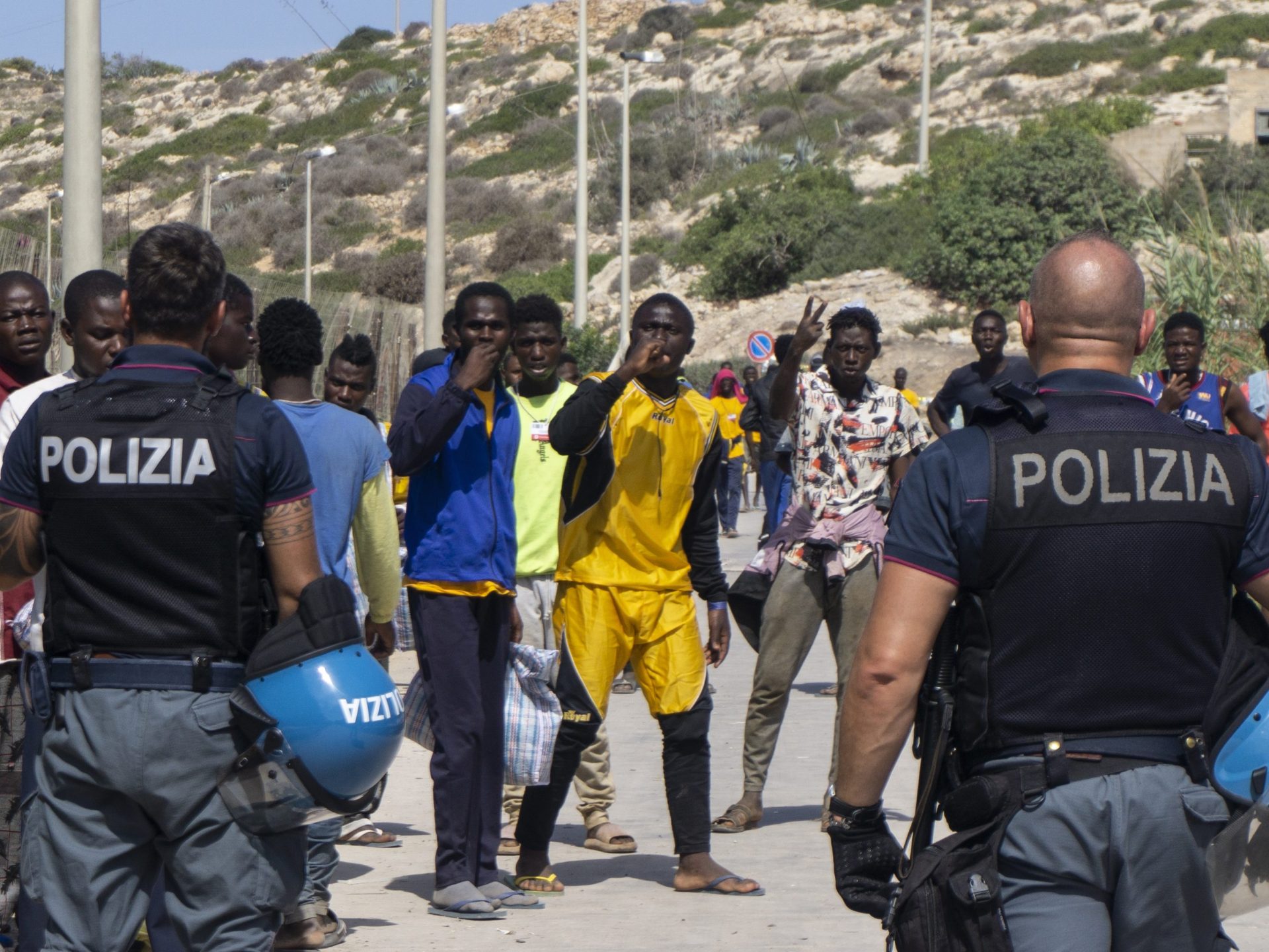 En Lampedusa, los pocos afortunados que lograron cruzar el mar viven en la miseria |  Refugiados