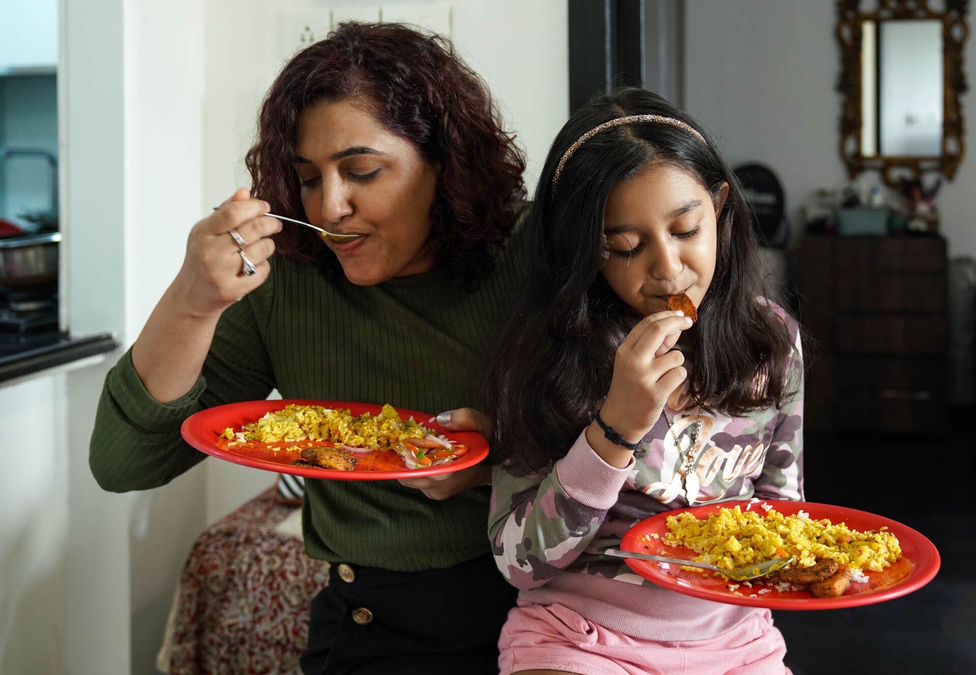 No hay lugar en la mesa.  Mujeres indias, comida y alimentación |  Alimento