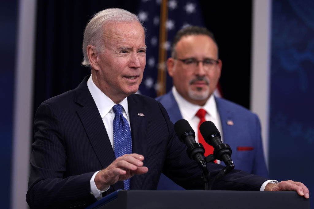 En cuanto a la condonación de la deuda estudiantil, la administración Biden se está preparando para volver a fracasar