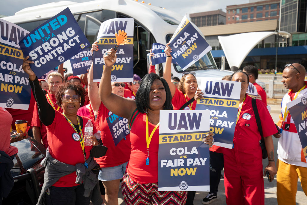 Los miembros del UAW están atacando el poder corporativo y los estadounidenses los respaldan abrumadoramente