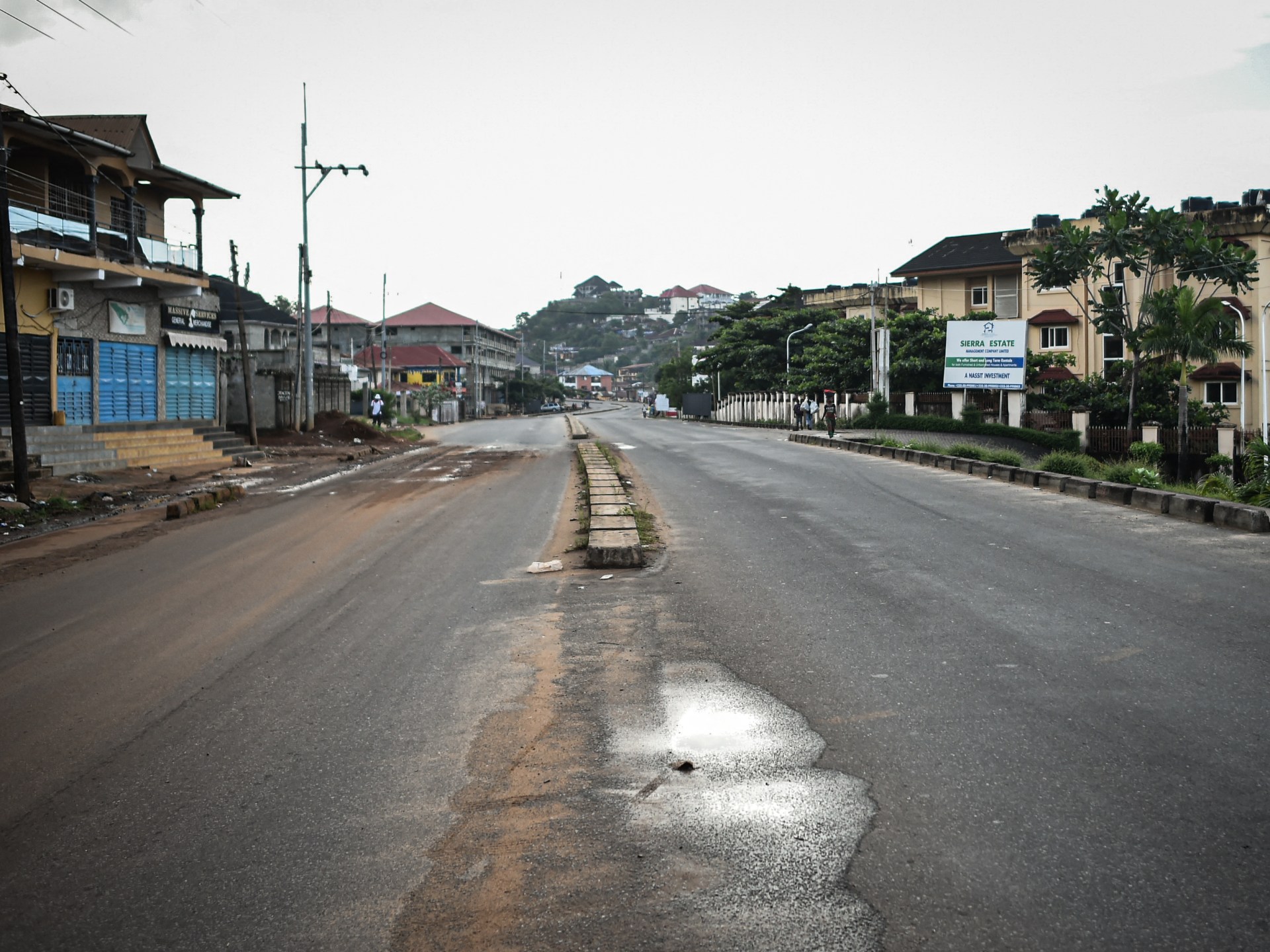 Sierra Leona impone un toque de queda en todo el país tras el ataque a cuarteles militares |  Noticias militares