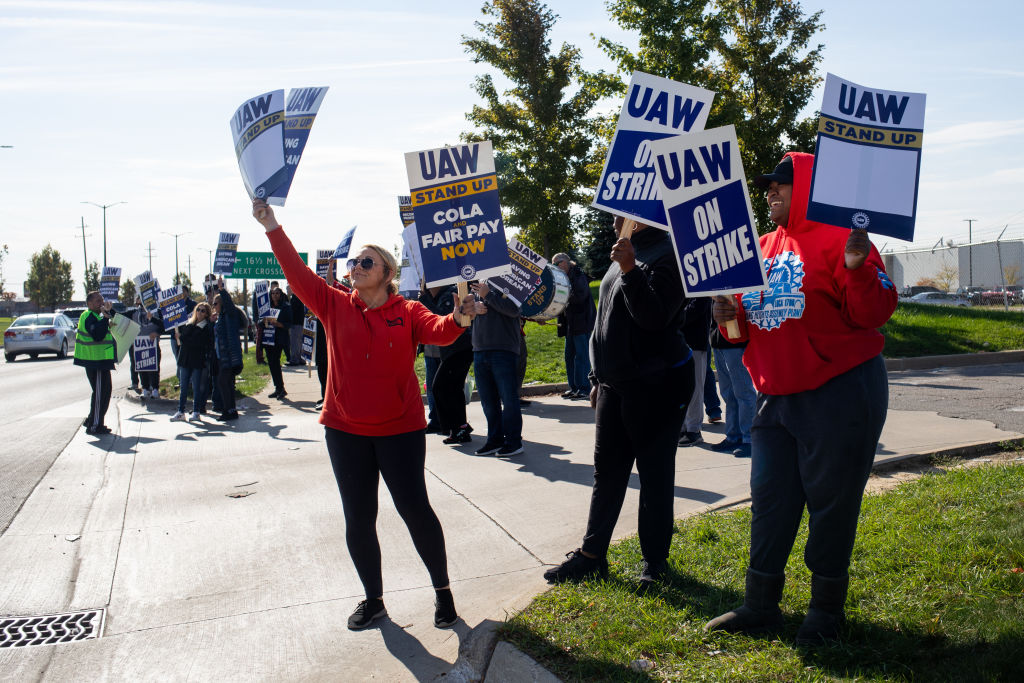 Después de una huelga histórica, los miembros del UAW han ratificado contratos con los tres grandes fabricantes de automóviles