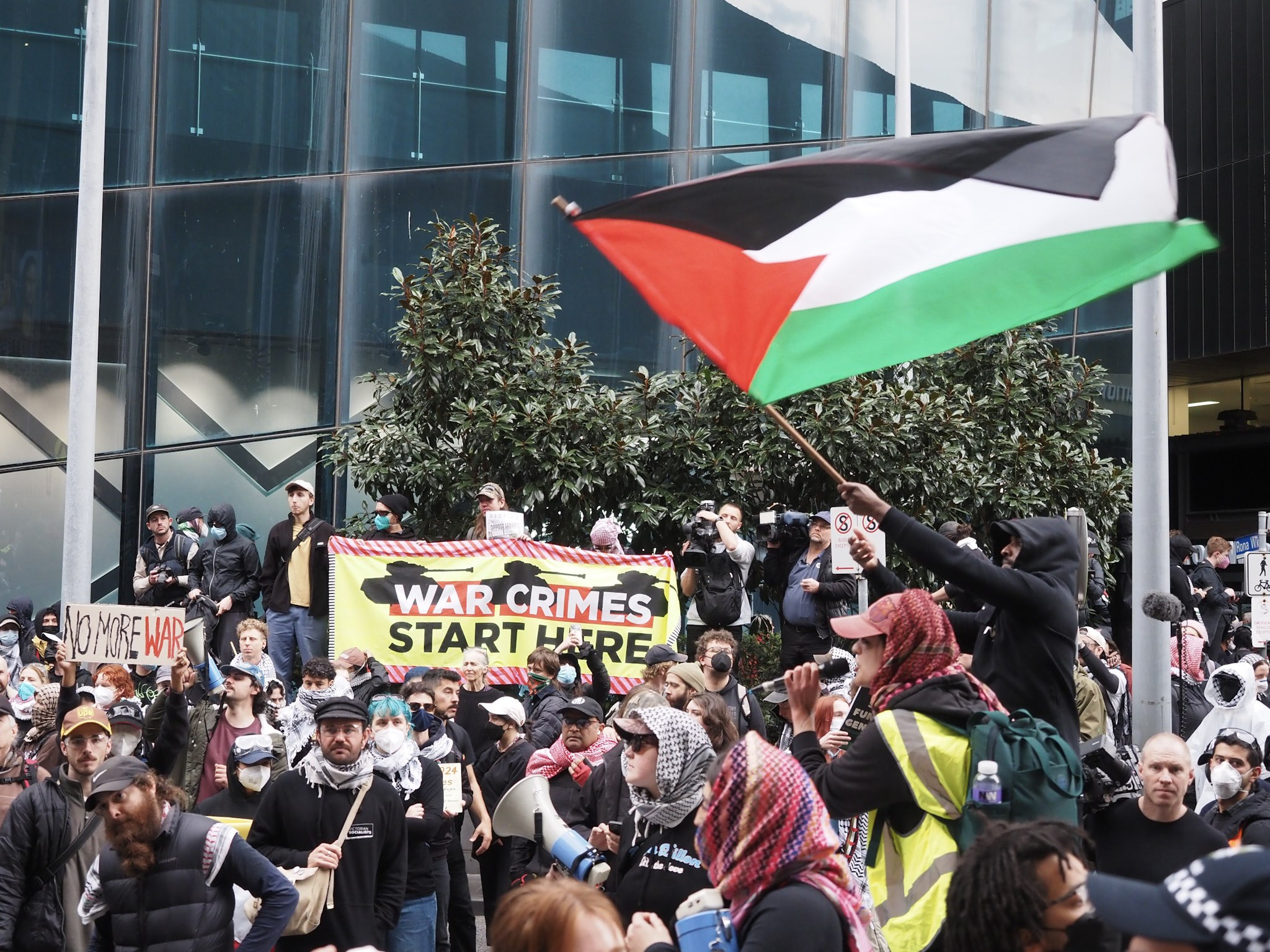 Miles de personas protestan contra la exposición militar de las Fuerzas Terrestres en Melbourne